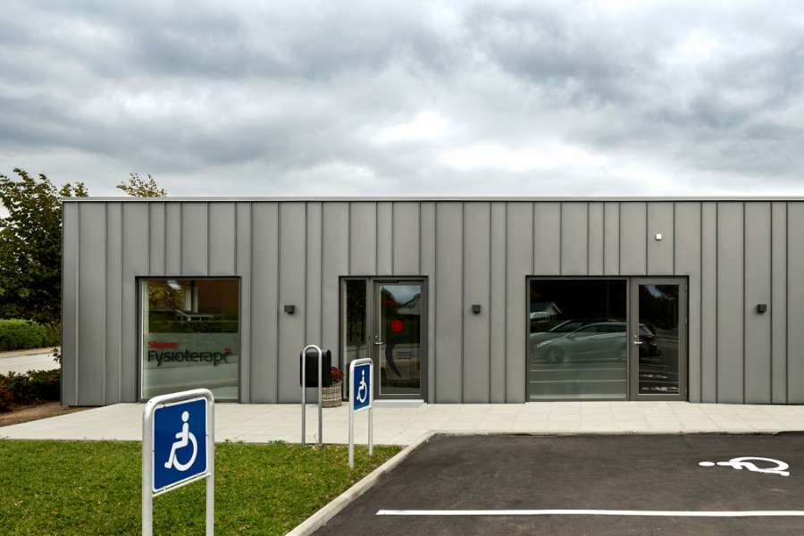 Durable steel profiles house physiotherapists who keep you strong, Ranunkelvej 11A, 6900 Skjern, Denmark
